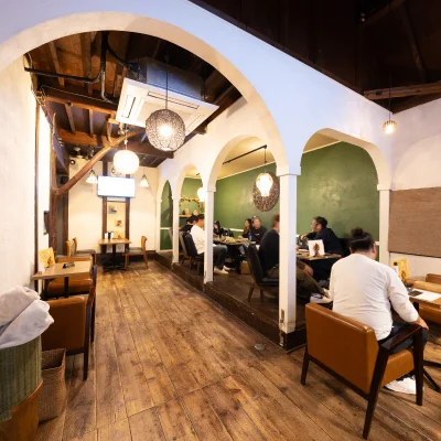 Emas Hatiのアーチが並ぶ店内